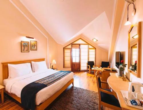 Postel nebo postele na pokoji v ubytování Hotel Willow Banks - Boutique 4 star Hotel on the Mall Road Shimla