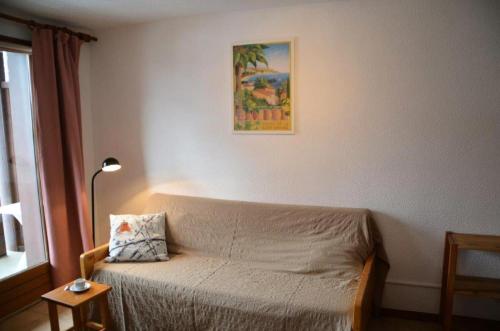 a bedroom with a bed and a picture on the wall at Résidence Gentianessmb - 2 Pièces pour 4 Personnes 964 in Saint-Martin-de-Belleville