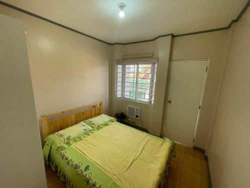 Un ou plusieurs lits dans un hébergement de l'établissement Madie's Apartelle near EK & Laguna Technopark