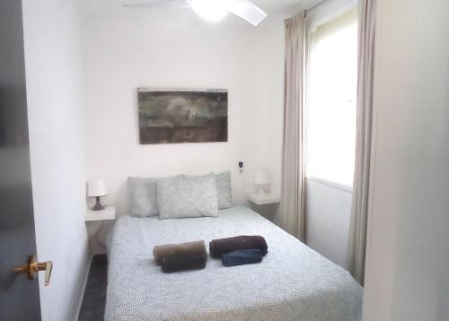 1 dormitorio con 1 cama con 2 almohadas en Triana, Lovely Flat+Pool, en Sevilla