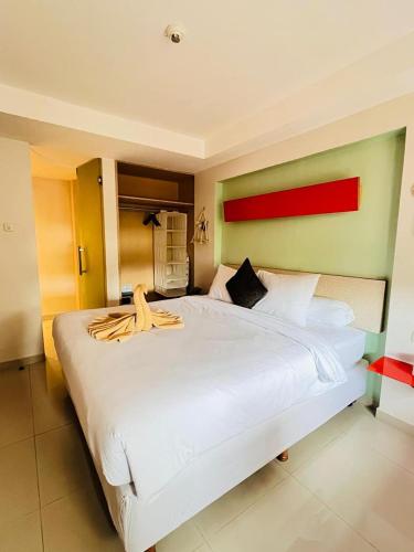Un pat sau paturi într-o cameră la Kuta View Apartment with 2 BR in Kuta Bali
