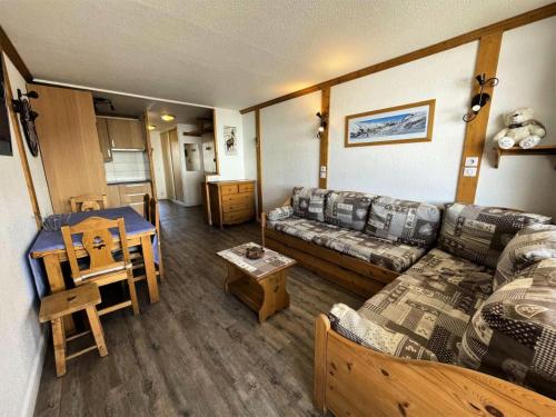un salon avec un canapé et une table dans l'établissement Résidence Chaviere - Grand 2 pièces au coeur des Ménuires, ski aux pieds MAE-4844, aux Menuires