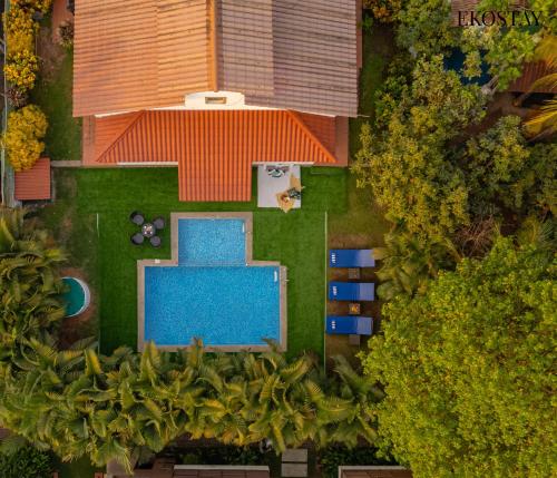 an overhead view of a house and a swimming pool at EKOSTAY Gold - CASA PORTO Villa in Anjuna