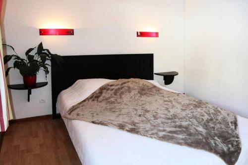 une chambre avec un lit avec une couverture dessus dans l'établissement Residence La Combe D Or - Appartement en résidence de standing MAE-6304, aux Orres