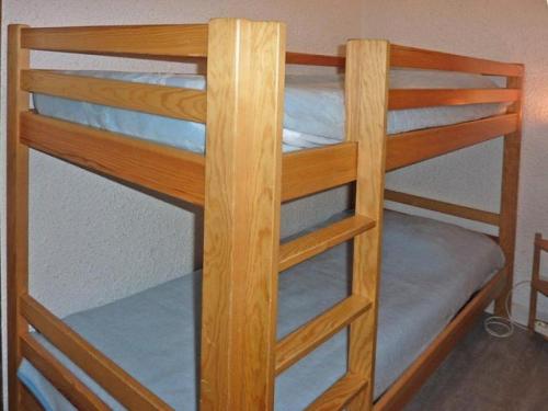 - un ensemble de lits superposés dans une chambre dans l'établissement Résidence Orr Des Forets - Studio 4 personnes en rez de jardin MAE-0794, aux Orres