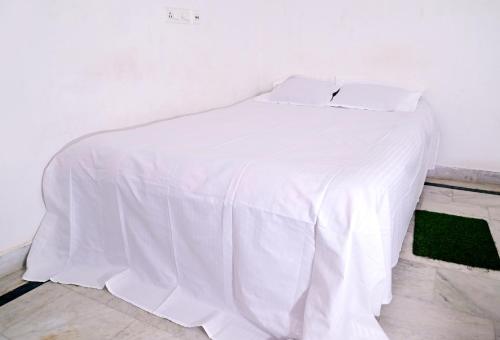 Postel nebo postele na pokoji v ubytování Shivay Guest House
