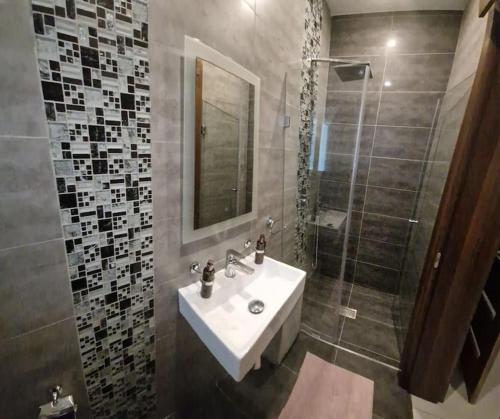 Un baño de Modern 3BR Apartment in Swieqi