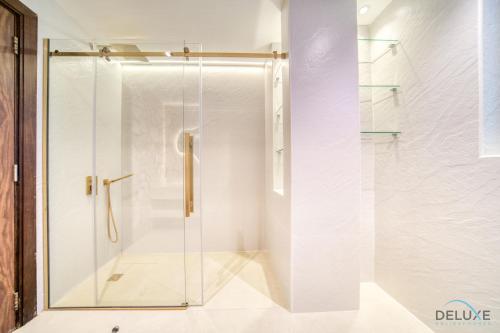 um chuveiro com uma porta de vidro na casa de banho em Spacious 3BR with Assistant’s Room at West Heights 4 Business Bay by Deluxe Holiday Homes no Dubai
