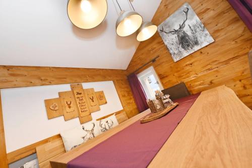 una camera con un letto in una stanza con pareti in legno di Chalet Claudia a Bartholomäberg