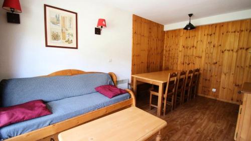 un salon avec un canapé bleu et une table dans l'établissement Résidence Dame Blanche - DBA417 - APPT 2 CHAMBRES + COIN MONTAGNE - BALCON - 8 PERSONNES MAE-7564, à Narreyroux