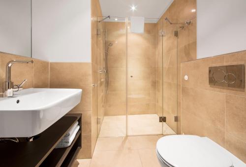 巴特洪堡的住宿－Livingroom Bad Homburg Boardinghouse，浴室配有卫生间、盥洗盆和淋浴。