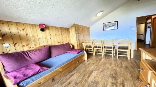 un salon avec un canapé et une table dans l'établissement Résidence Dame Blanche - DBAC25 - APPT 3 CHAMBRES - BALCON - 8 PERSONNES - Secteur 1800 MAE-8044, à Narreyroux