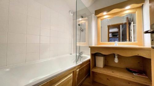 une salle de bain avec une baignoire et un lavabo dans l'établissement Résidence Dame Blanche - DBAC25 - APPT 3 CHAMBRES - BALCON - 8 PERSONNES - Secteur 1800 MAE-8044, à Narreyroux