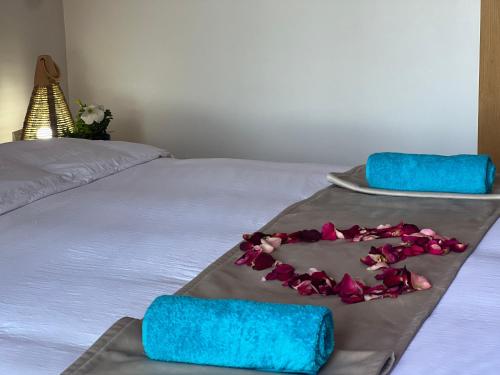 Prestigia,Golf, piscine, soleil, paysage, sport, spacieux,lux résidence في مراكش: سرير مع اثنين من الوسائد الزرقاء والزهور عليه