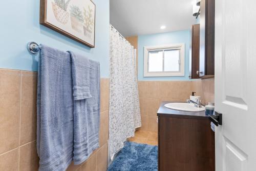 La salle de bains est pourvue d'un lavabo et d'une douche. dans l'établissement Beautiful and quiet urban cabin, à Montréal