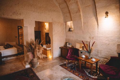 un soggiorno con un divano e un tavolo di Çavuşin Cave House-Cappadocia a Göreme