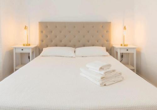 un letto bianco con due asciugamani bianchi di Apartamento en Colón - Logroño a Logroño