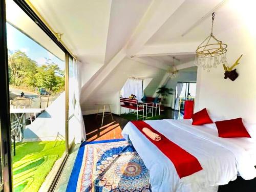 um quarto com uma cama e uma grande janela em Brookside Villa Pokhara em Pokhara