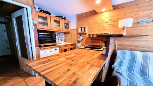 a kitchen with a wooden table in a house at Résidence Valgardena - Appartements pour 4 Personnes 471 in Puy-Saint-Vincent
