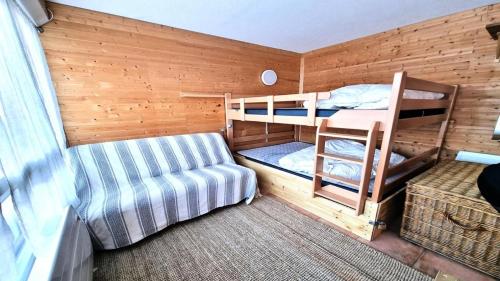 a room with two bunk beds and a couch at Résidence Valgardena - Appartements pour 4 Personnes 471 in Puy-Saint-Vincent