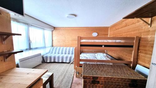 a small room with a bunk bed and a couch at Résidence Valgardena - Appartements pour 4 Personnes 471 in Puy-Saint-Vincent