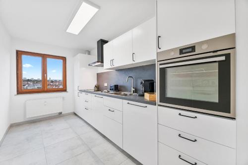 Η κουζίνα ή μικρή κουζίνα στο NEU: Stylische Suite mit Ausblick