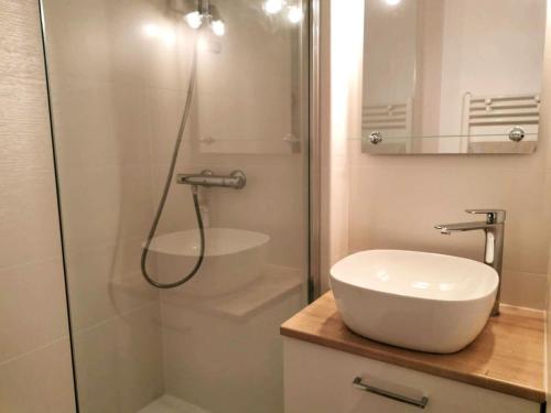 une salle de bain avec un lavabo et une douche en verre dans l'établissement Résidence Bourgeon - Le Bourgeon 7 - Joli studio divisible, classé 2 étoiles MAE-4514, à Valmorel