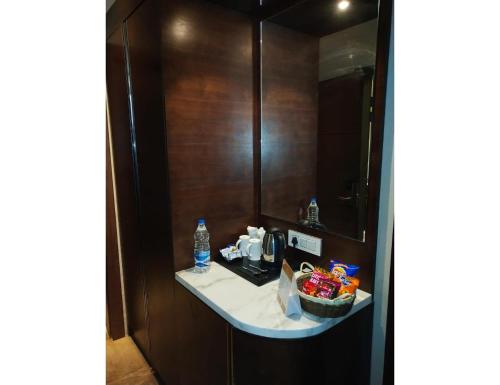baño con encimera con lavabo y espejo en Hotel Golden Palm, Gurdaspur, en Gurdāspur
