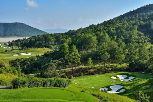 Xuan An的住宿－Wine Valley Homestay Dalat，享有高尔夫球场的空中景致,设有两个高尔夫球场