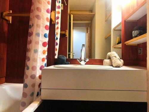 une salle de bain avec un lavabo et un rideau de douche dans l'établissement Résidence Roche Combe - Le Roche Combe 44 - Charmant studio divisible offrant une jolie vue. MAE-2841, à Valmorel