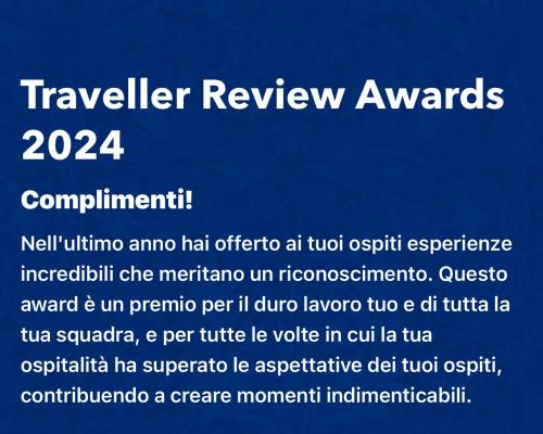 een bord waarop staat: travelreliever review awards op een blauwe achtergrond bij LOFT ORTENSIA in Pompei