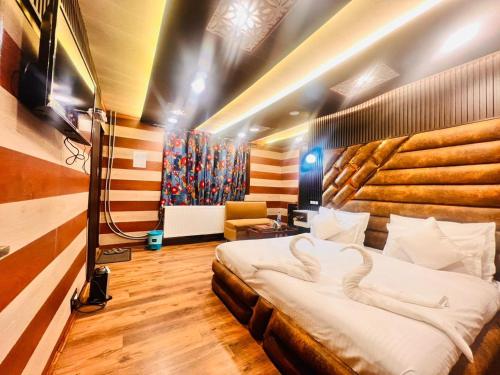 ein Schlafzimmer mit einem großen Bett in einem Zimmer in der Unterkunft Pine View Resort in Gulmarg