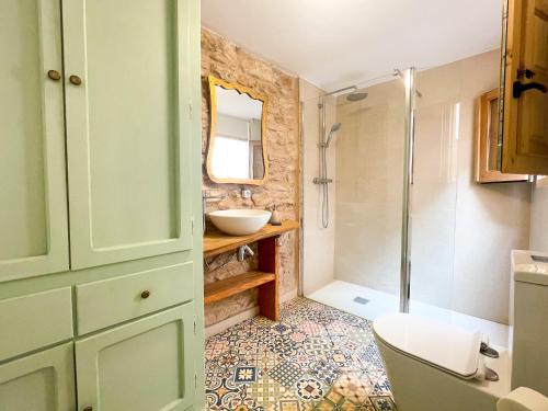 een badkamer met een toilet, een wastafel en een douche bij Unik Vacation Ca La Lola in Nulles