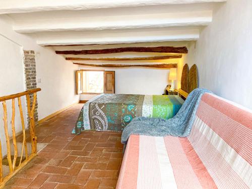 een slaapkamer met een bed en een bank in een kamer bij Unik Vacation Ca La Lola in Nulles