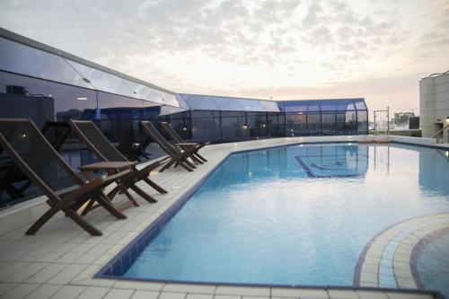 ein großer Pool auf einem Gebäude in der Unterkunft فندق ميلانا Milana Hotel in Dschidda