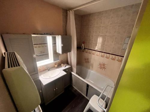 韋諾斯克的住宿－Résidence Sappey - Studio pour 4 Personnes 294，小型浴室设有水槽和浴缸。