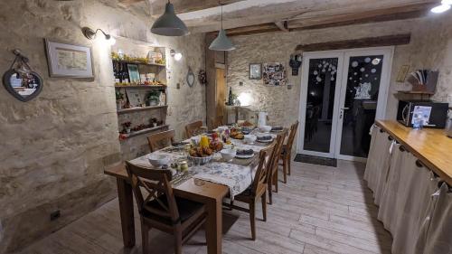 Un comedor con una mesa larga y sillas. en Domaine Les Feuillants, en Crouzilles
