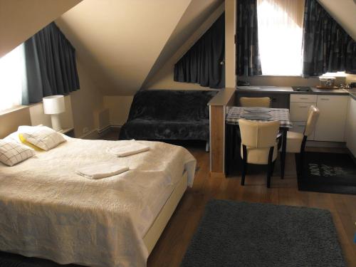 Posteľ alebo postele v izbe v ubytovaní Ezüsthíd Apartman