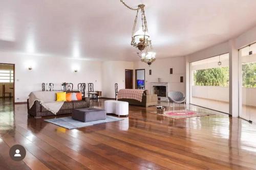 a living room with a couch and a table at Casa na Serra da Cantareira in Mairiporã