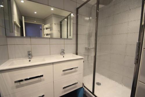 A bathroom at Résidence Le Mont Blanc - 3 Pièces pour 6 Personnes 024