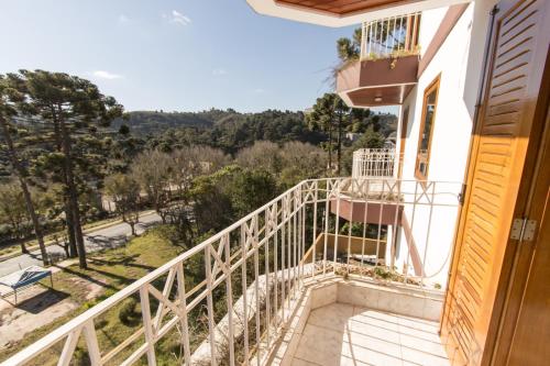 Balcon ou terrasse dans l'établissement Pousada Vilage Inn Capivari Campos do Jordão