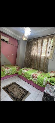 العجوزة المهندسين مسرح البالون العجوزة في القاهرة: غرفة نوم بسريرين وسجادة على الارض
