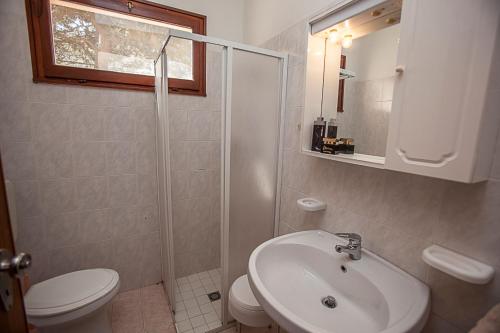 y baño con lavabo, aseo y ducha. en Experience comfort by the coast - Beahost Rentals, en Rosolina Mare