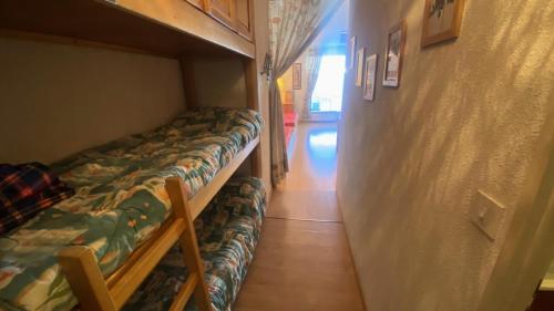 - une chambre avec 2 lits superposés et un couloir dans l'établissement Résidence Anges - studio confortable à coté des pistes de ski MAE-8334, à Montgenèvre
