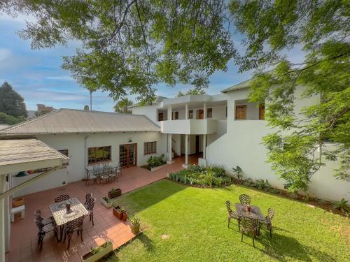 una vista aérea de una casa con patio en Park Gables Loftus, en Pretoria