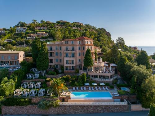 - une vue aérienne sur un complexe avec une piscine dans l'établissement Tiara Yaktsa Côte d’Azur, à Théoule-sur-Mer