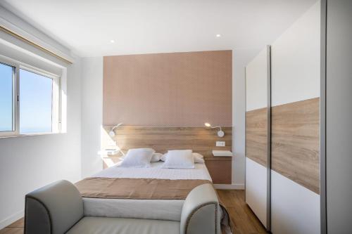 um quarto com uma cama grande e uma janela em Casa Senderos del Norte em Sauzal