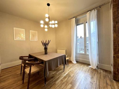 une salle à manger avec une table et une fenêtre dans l'établissement Vintage 97, à Épernay