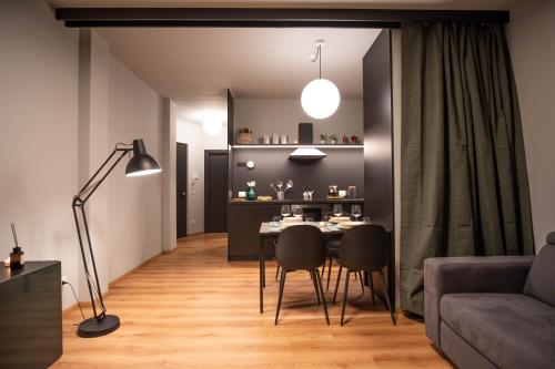 ein Wohnzimmer mit einem Tisch und einem Sofa in der Unterkunft House 74 in Verona