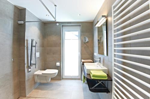La salle de bains est pourvue d'un lavabo et de toilettes. dans l'établissement ausZeit, à Hagnau am Bodensee